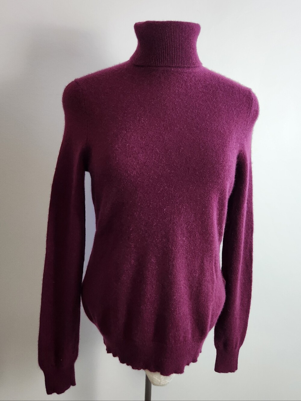 💯 Cashmere Sweater Sz M Burgundy High Neck Lord & Taylor Cozy Soft Quiet Luxury - Picture 2 of 11